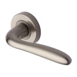 Heritage Brass - Columbus Door Handle on Round Rose